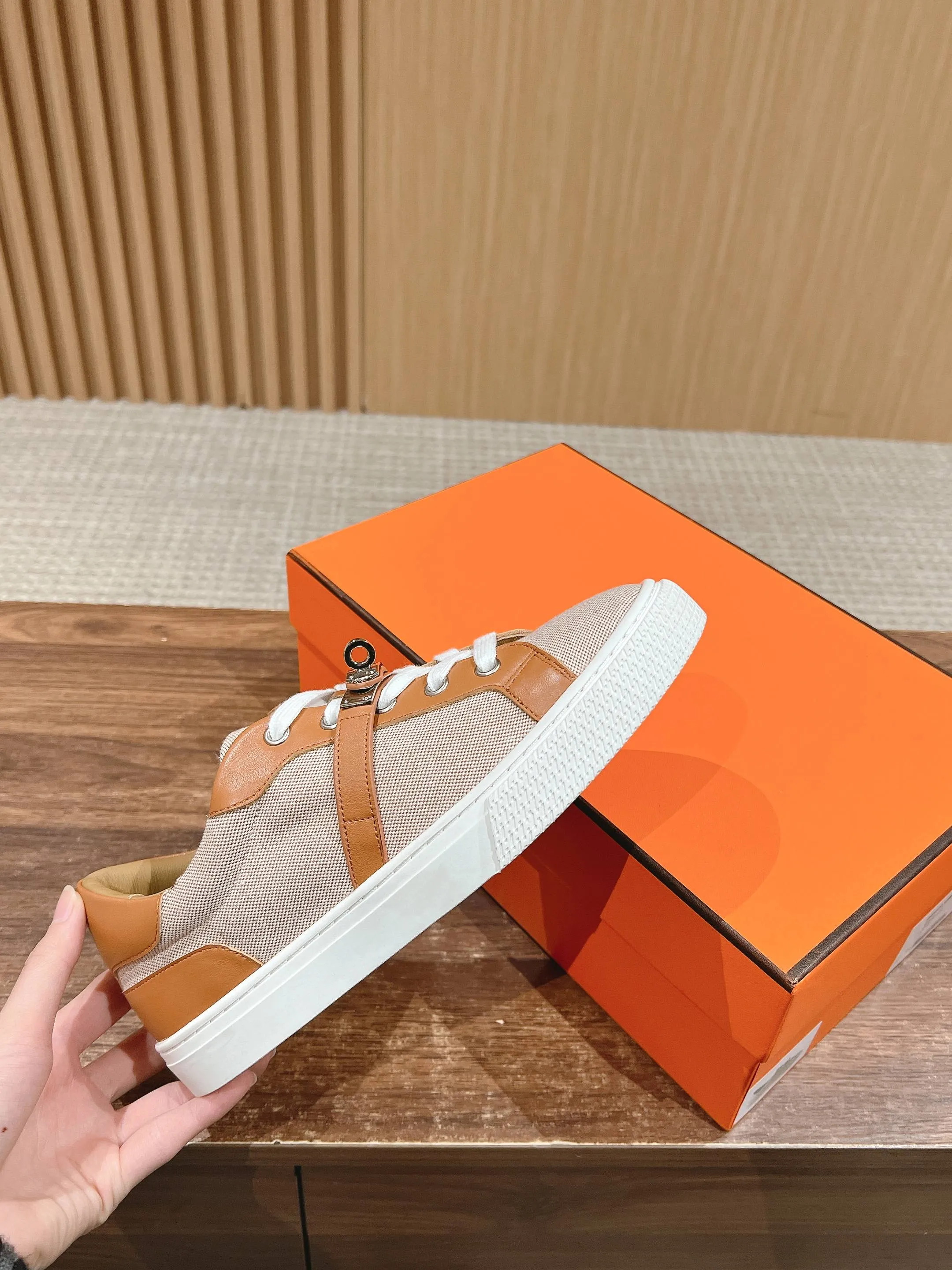 👟👟Ex-factory price 520👟👟 [Cloth cover] 🍓𝐇𝐄𝐑𝐌𝐄𝐒 Hermès classic couple model #𝐊𝐞𝐥𝐥𝐲 buckle casual white shoes skateboard shoes, no shoes collision at all, full of unknown Hermès It’s rare to find flat casual shoes, and they come with classic palladium-plated Kelly shoe buckles! People will fall in love with it at first glance. It is very versatile ~ you can wear it with skirts and pants at will. 🉑️Close your eyes and look super noble. ❥ MATERIAL Specific cowhide/canvas material, sheepskin lining, original molded TPU outsole Size: 35-44
